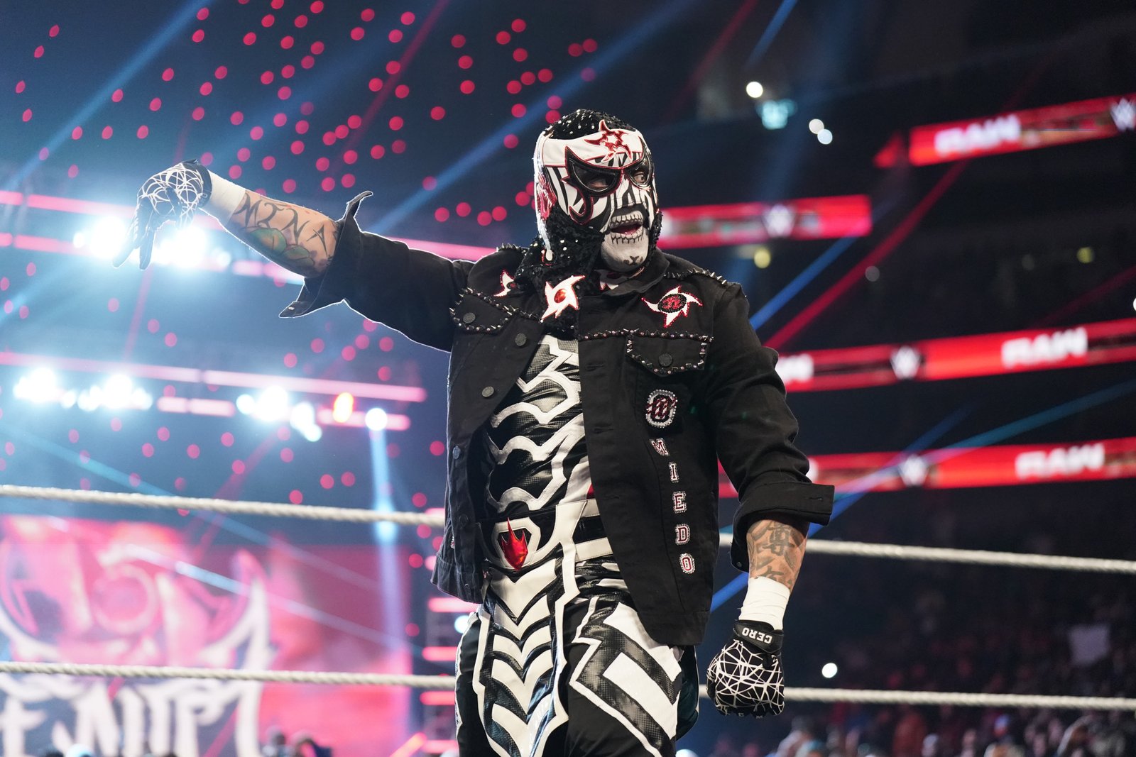 Penta gestures during WWE Raw while teasing a major upcoming WWE surprise