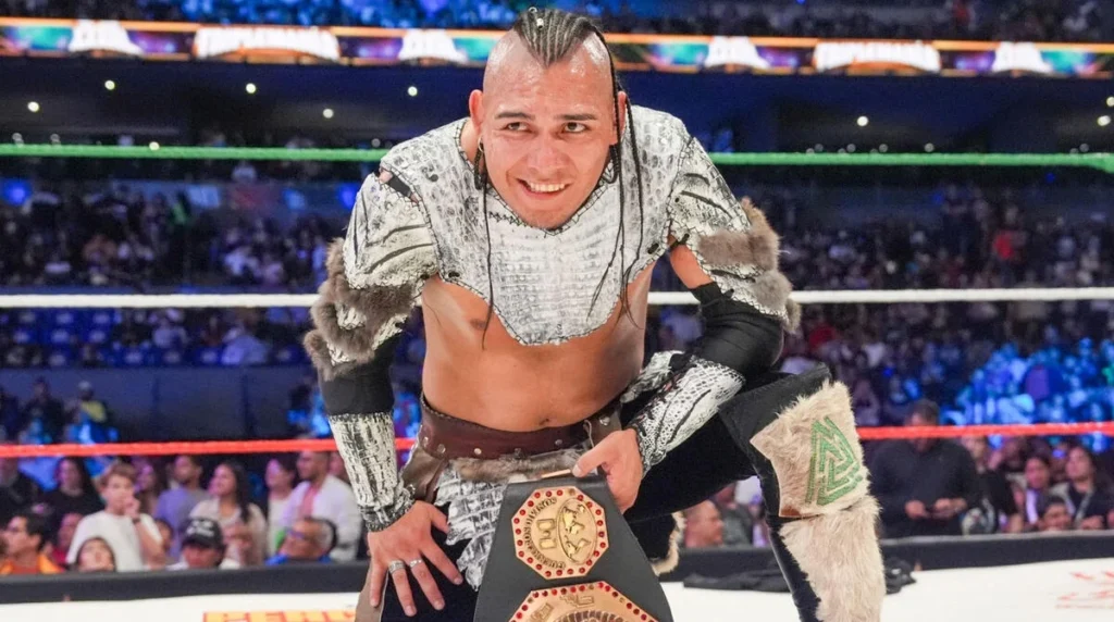 El hijo del vikingo raises the aaa latin american championship during a wwe and aaa crossover appearance in front of a packed crowd. - tjr wrestling