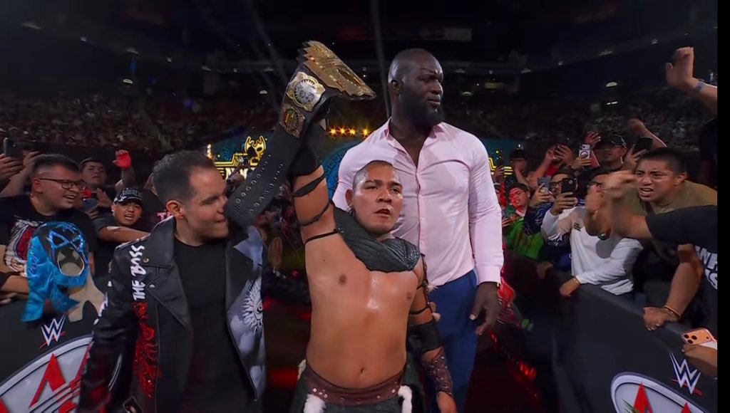 El hijo del vikingo celebrates with the aaa latin american championship while omos and aaa officials stand beside him.